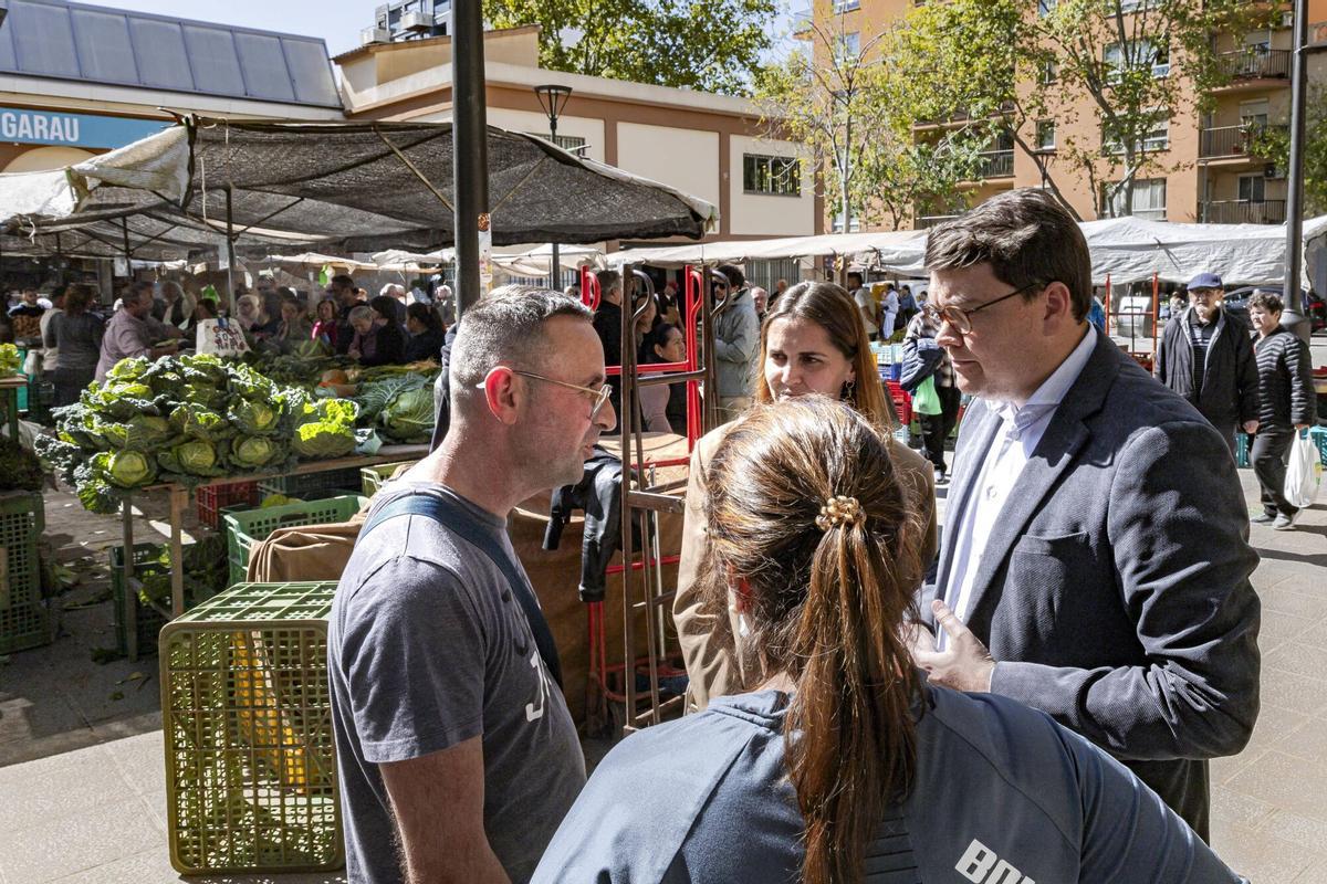 Así ha sido la concentración en el mercado de Pere Garau en repulsa al ataque homófobo que sufrió un comerciante