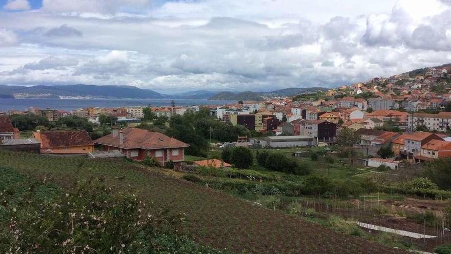 Una vista de Bueu desde O Valado, incluyendo terrenos del plan parcial de As Lagoas. // S.Álvarez