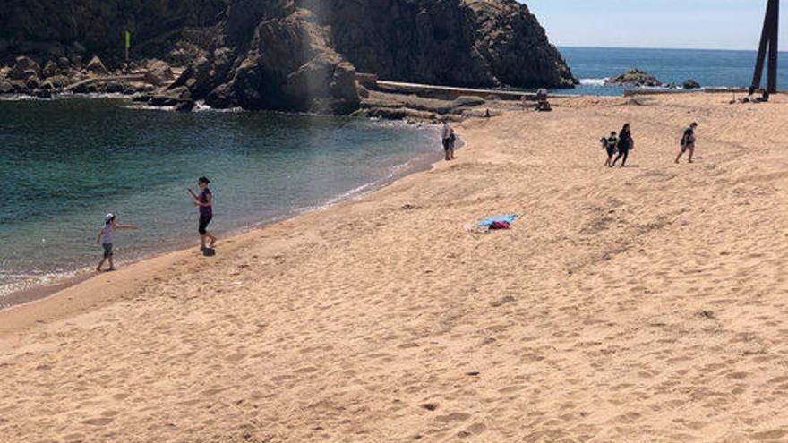 La platja de Blanes amb algunes famílies jugant a la sorra durant la crisi del coronavirus