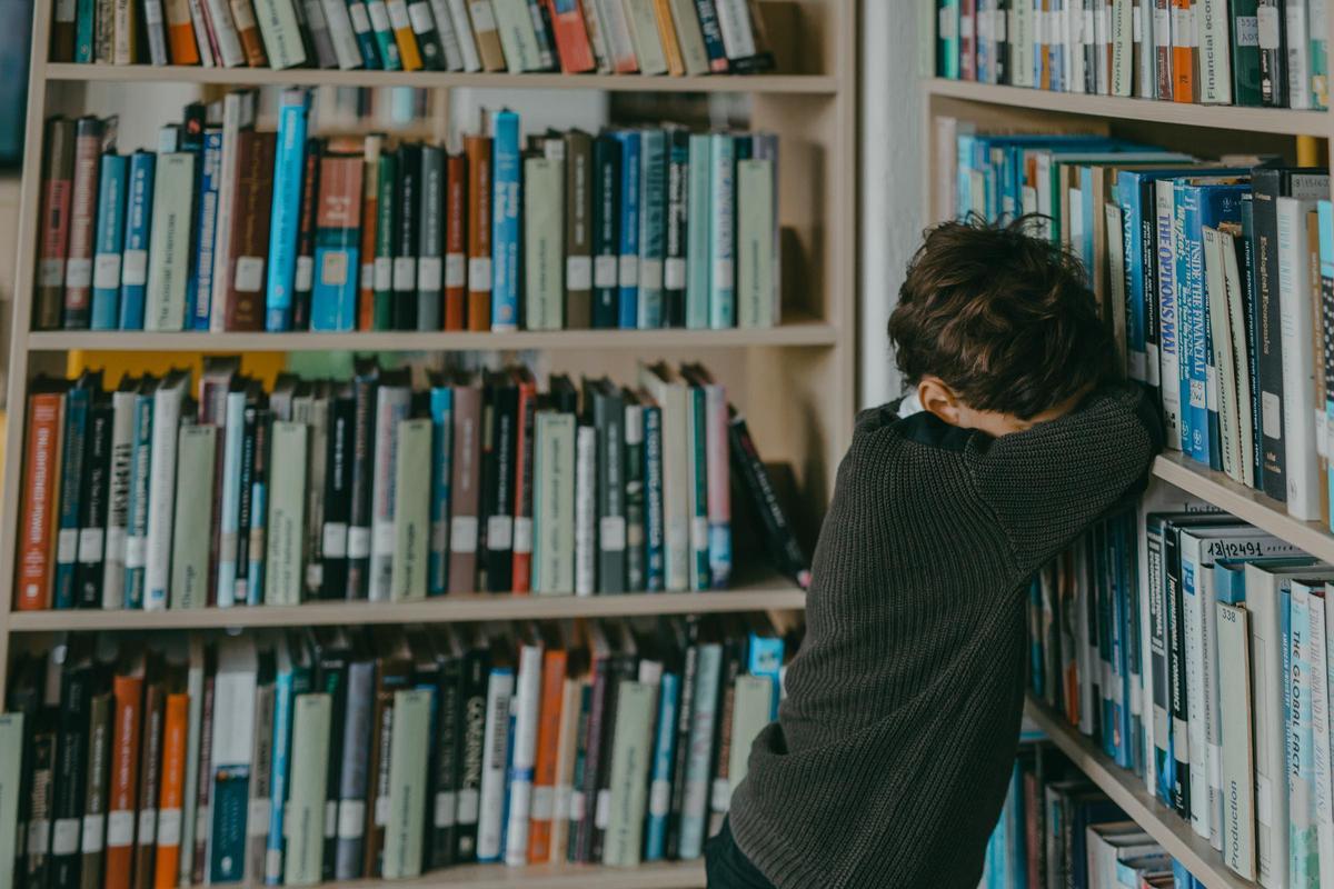 Un infant plorant a la biblioteca.