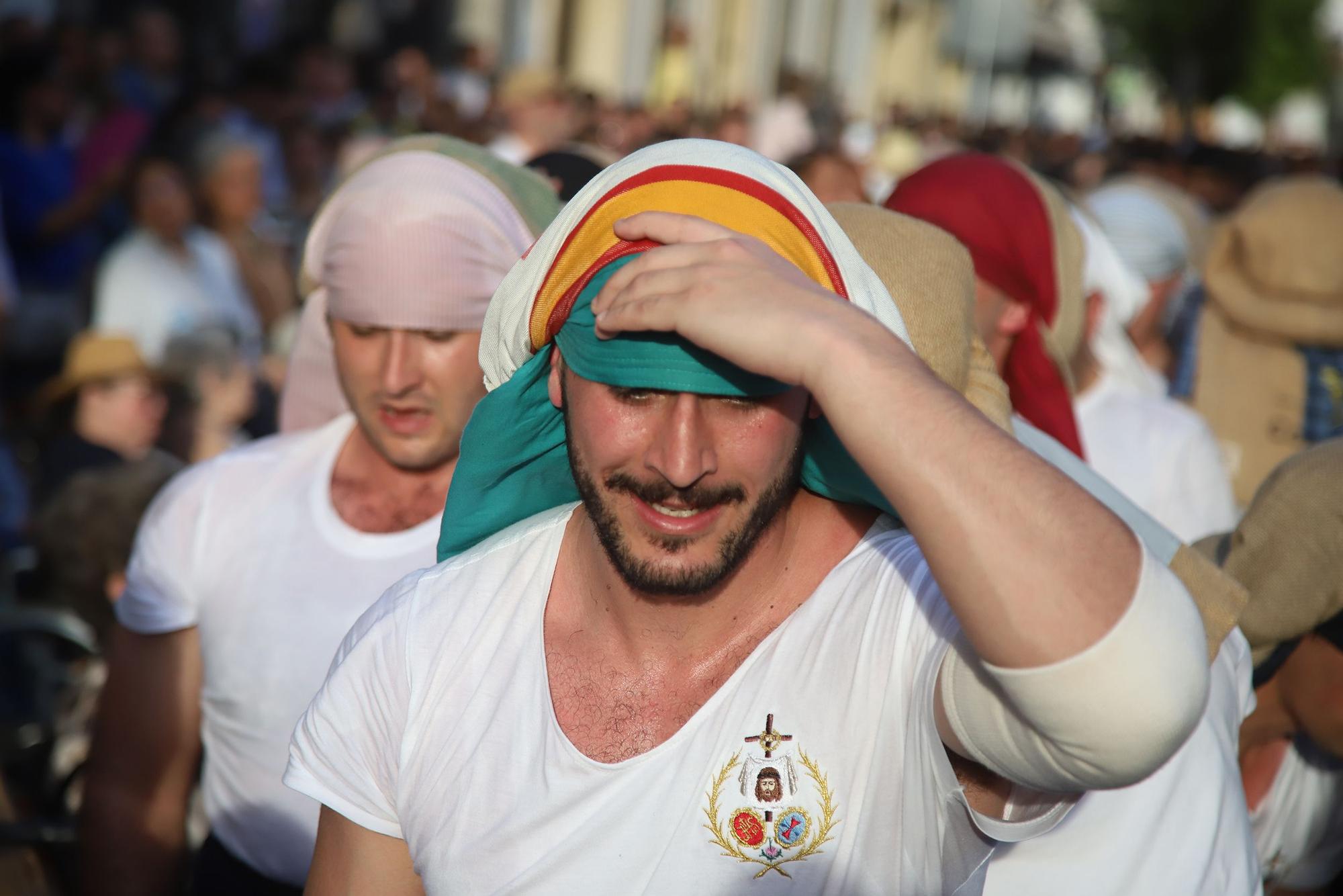 La procesión de la Hermanda de la Santa Faz en imágenes