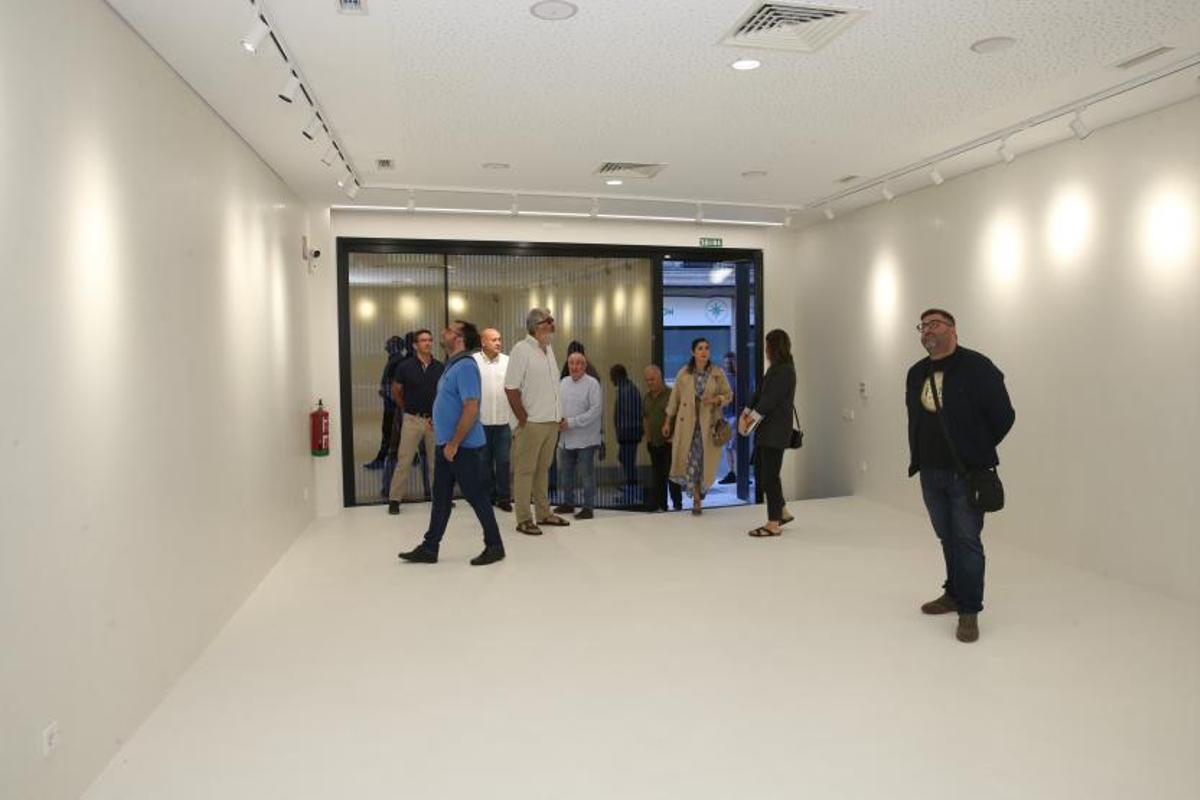 Los técnicos en la sala de exposiciones. | // SANTOS ÁLVAREZ