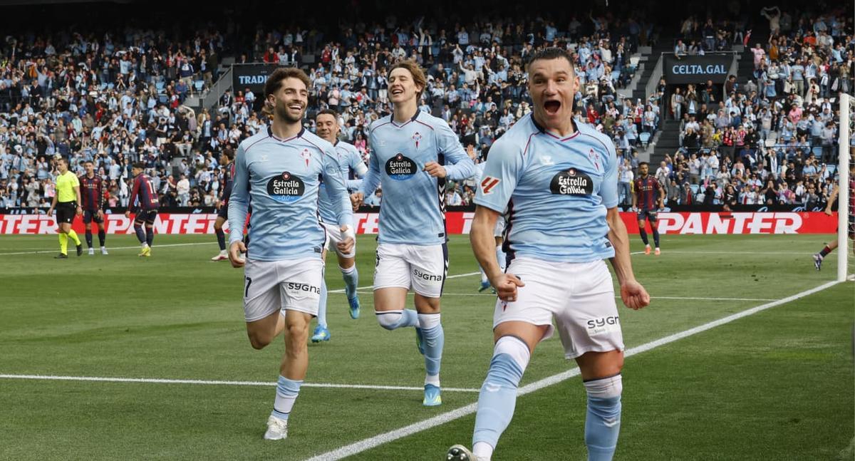Jutglà celebra el gol que supone el 1 a 0 en el marcador