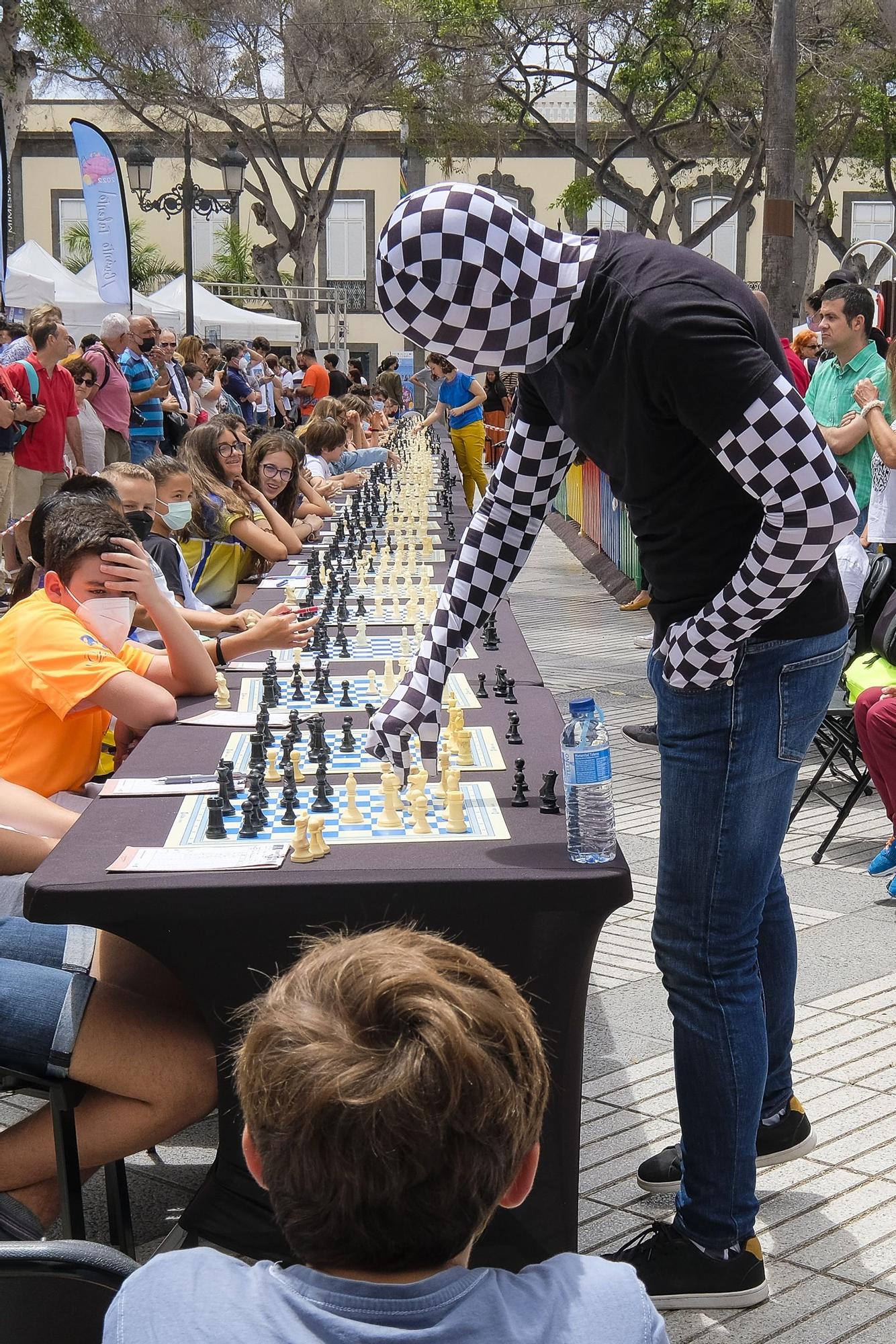 Concurso ajedrez en la Alameda de Colón con Sabrina Vega y Rey Enigma