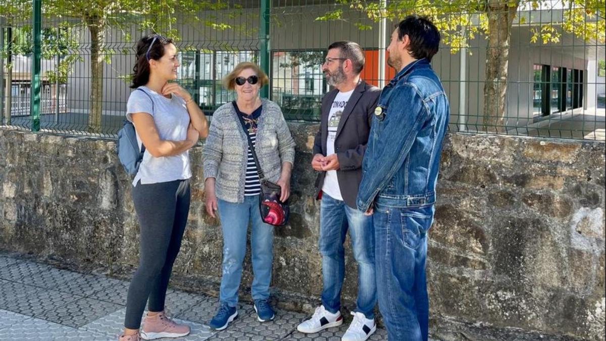 Vilariño y miembros del BNG, ayer, delante del CEIP Xesús Golmar.