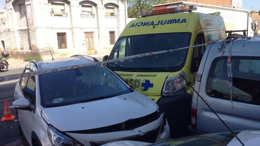 Tres heridos al chocar un coche y una ambulancia