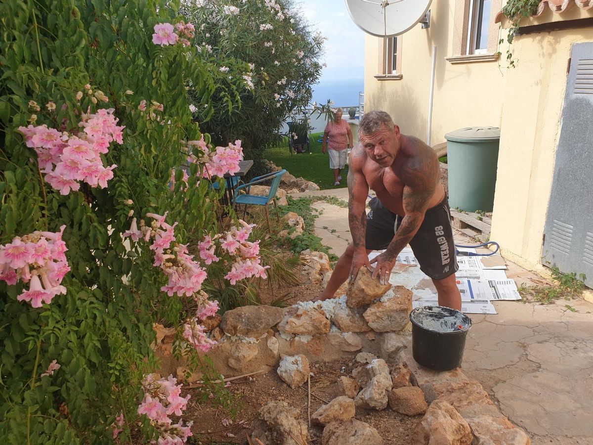 Andreas Robens auf dem Grundstück des Hauses in Badia Gran.