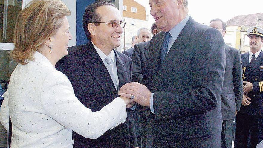 El Rey Juan Carlos saluda a la vicepresidenta de Prensa Ibérica, Arantza Sarasola, en presencia de Javier Moll, presidente del Grupo, con motivo de su visita a la sede de "Faro de Vigo" durante los actos conmemorativos del 150.º aniversario del periódico en 2003.