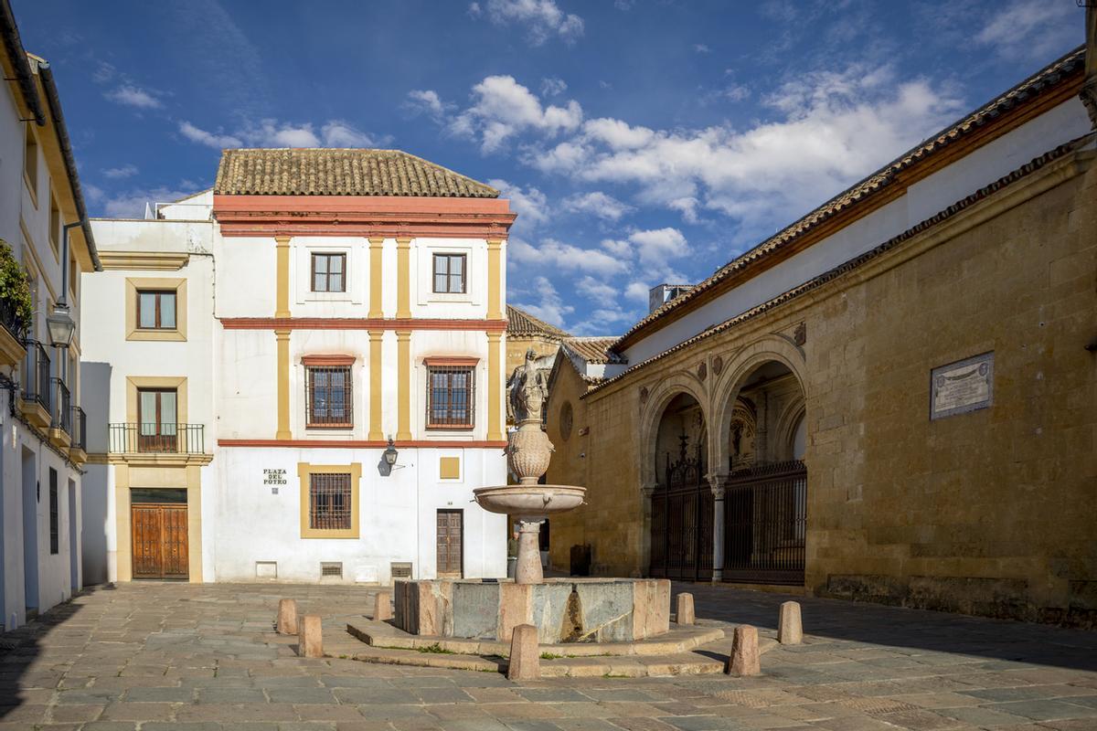 Se encuentra cerca de la Plaza del Potro, declarada Bien de Interés Cultural de Córdoba