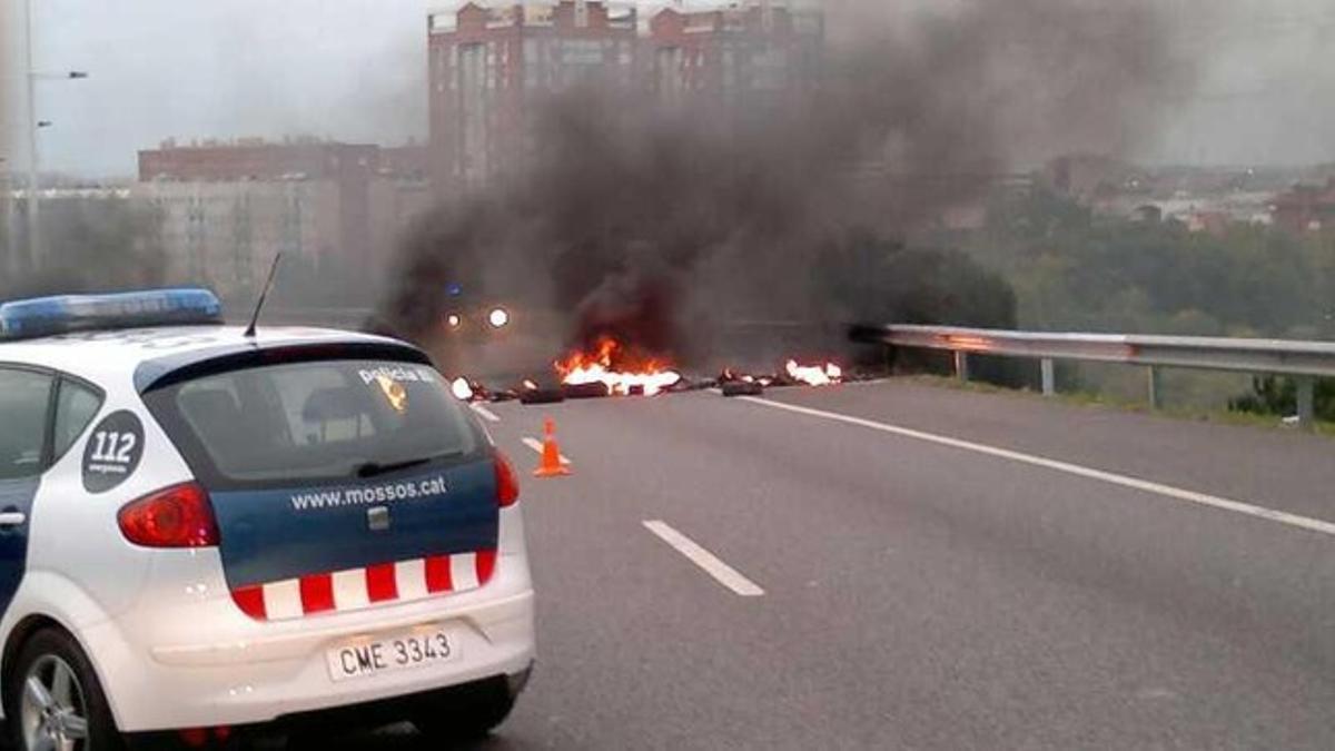 Imagen de la humareda levantada por la quema de los neumáticos tomada por un conductor en la C32 a la altura de Cornellà este mañana.