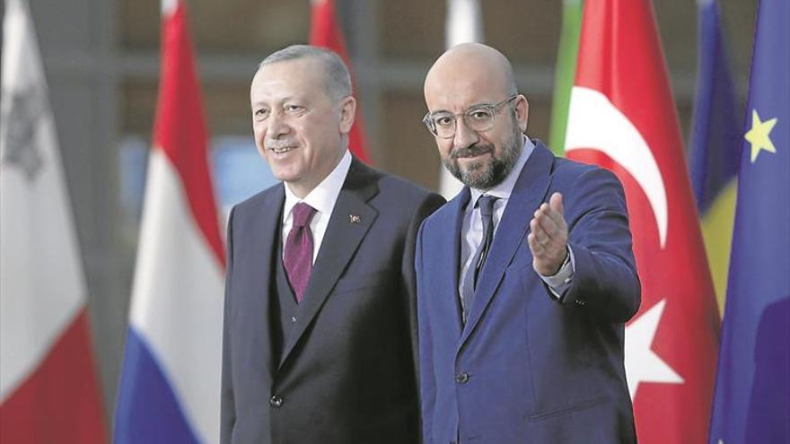 La UE y Turquía intentan recuperar el diálogo tras el choque migratorio