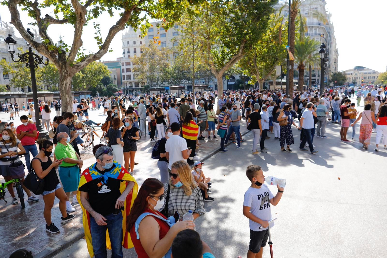 Adelantan la mascletà del 9 d'Octubre ante la aglomeración de gente en la plaza del Ayuntamiento