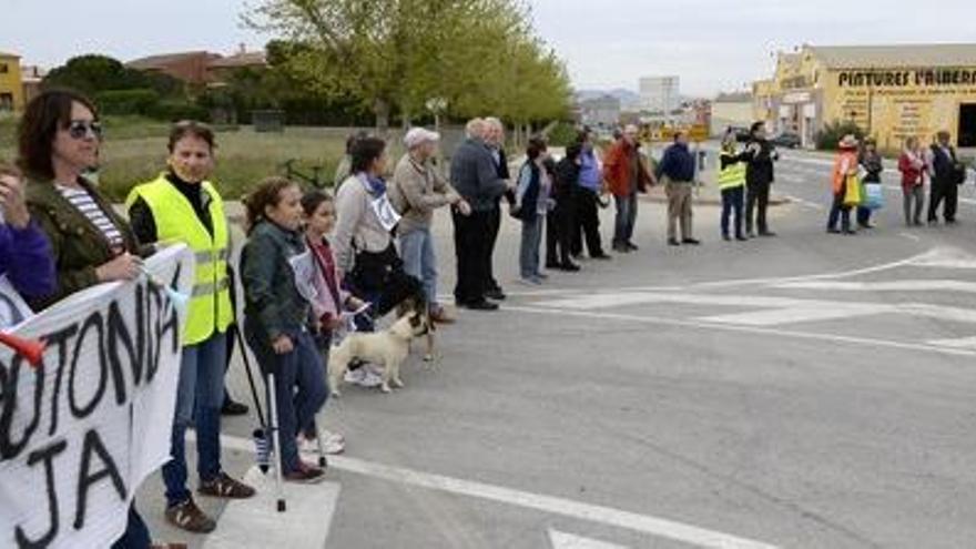 Veïns tallant la carretera a l&#039;alçada de la cruïlla perillosa.