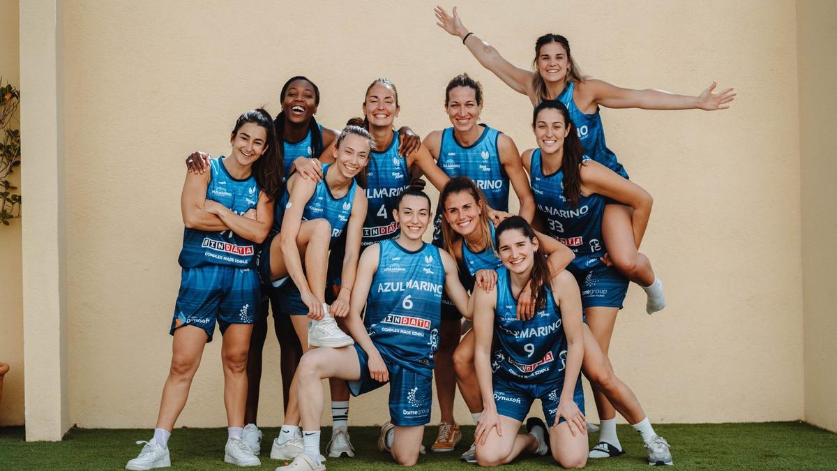 Baloncesto. Las jugadoras del Azul Marino Viajes Mallorca Sant Josep, ayer en su hotel de concentración.