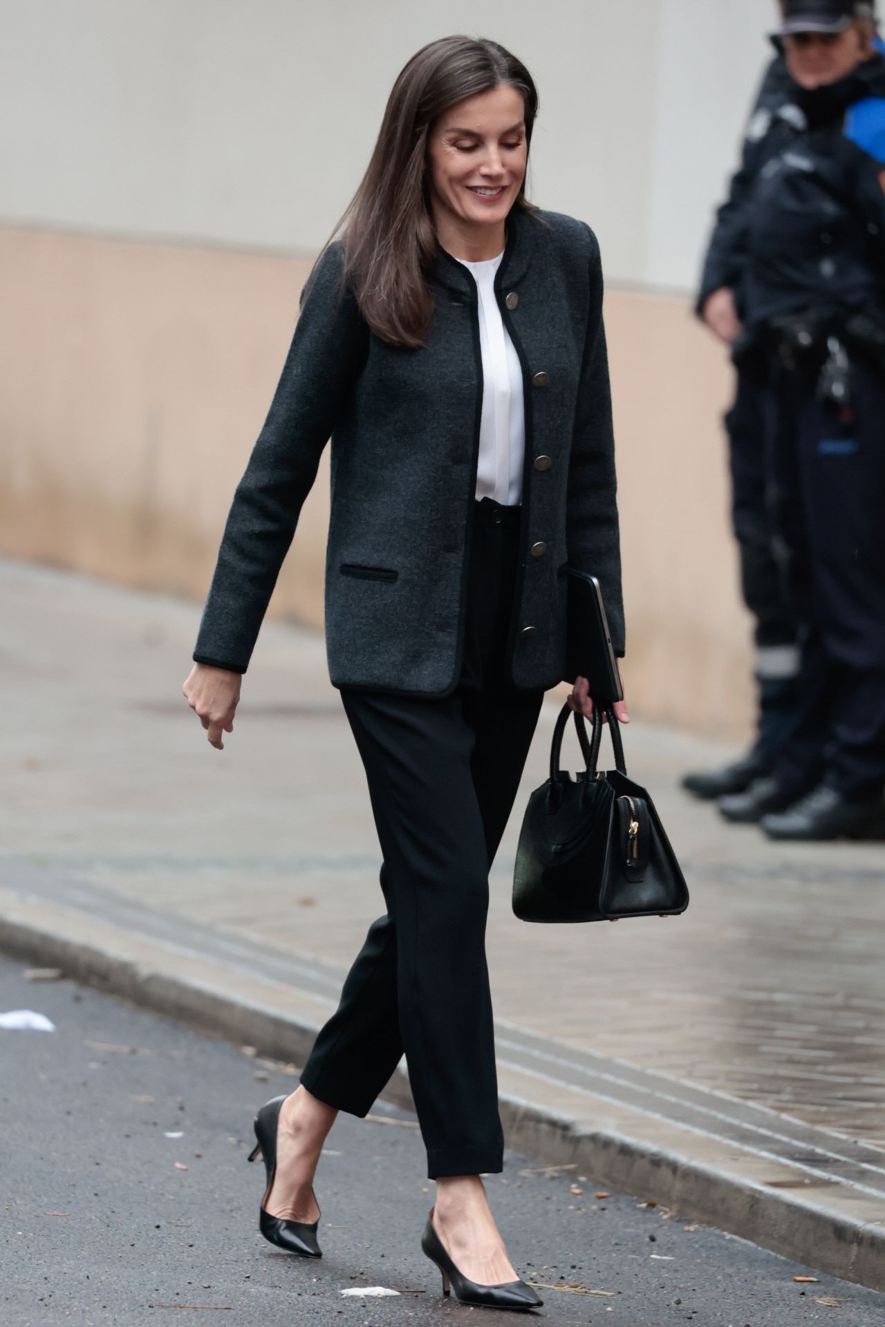 La reina Letizia con look 'working' para su único acto de la semana.