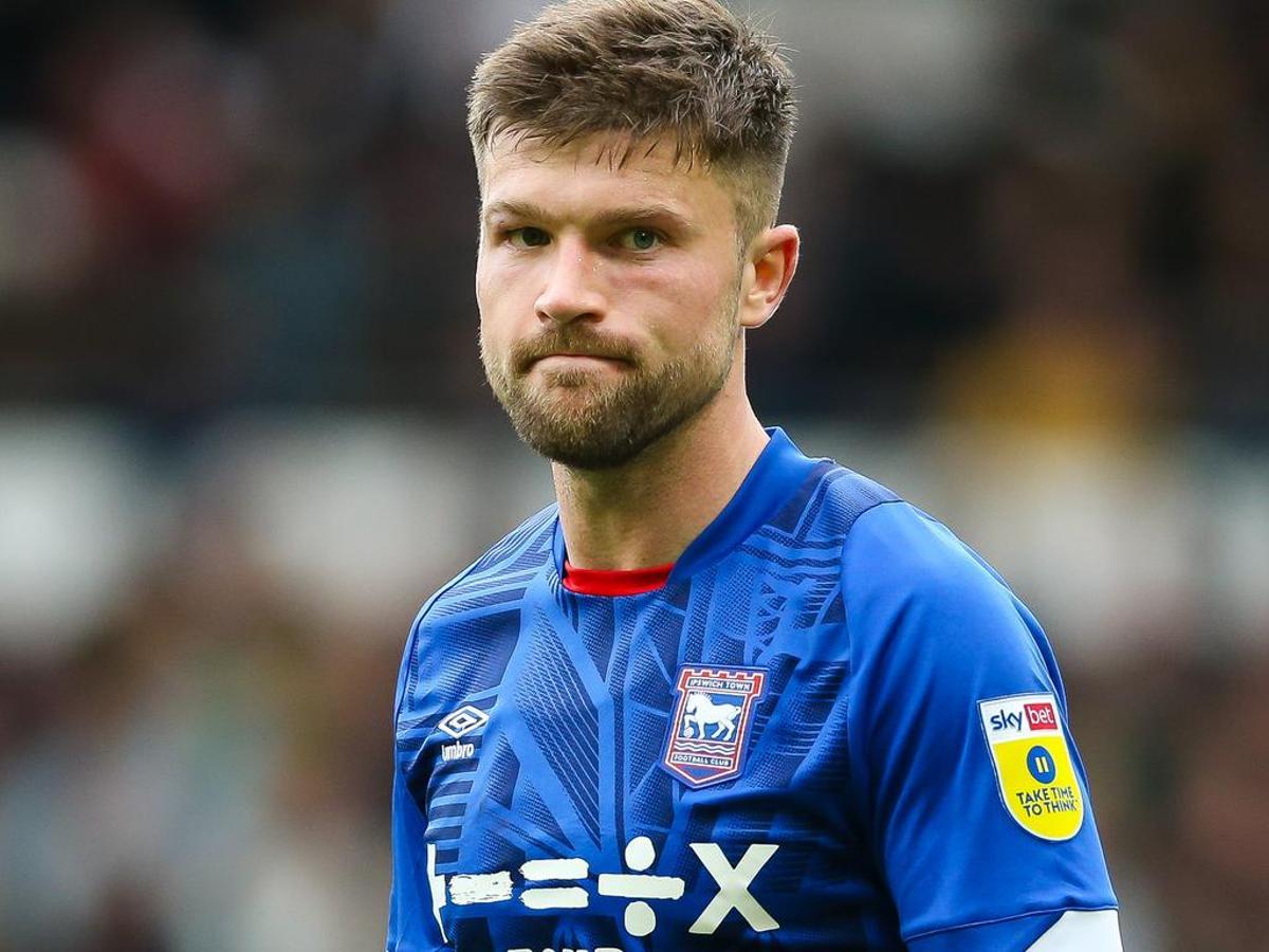 Cameron Burgess, durante un partido con el Ipswich