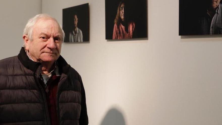 José Ramón García, junto a su fotografía en la exposición de Daniel Lovi.