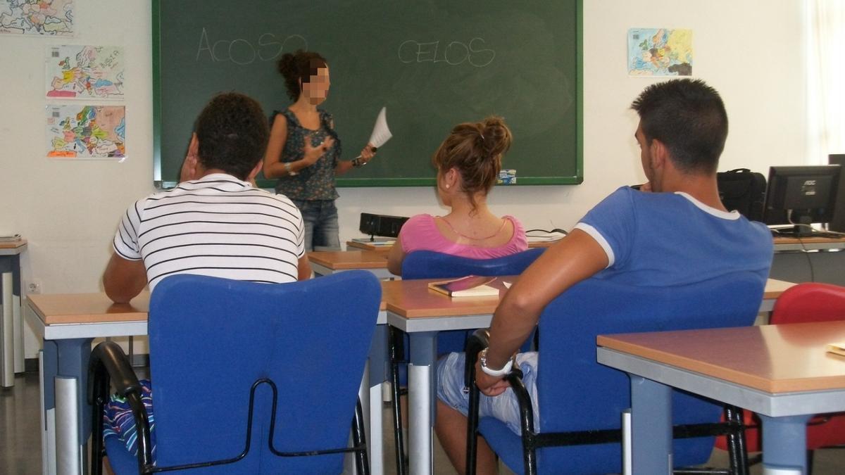 Tres jóvenes reciben una charla en Las Moreras.