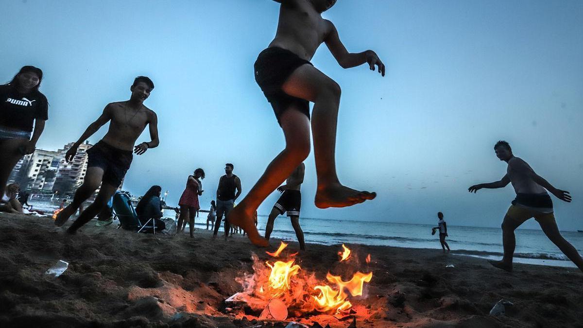 Una hoguera en la playa en la Noche de San Juan