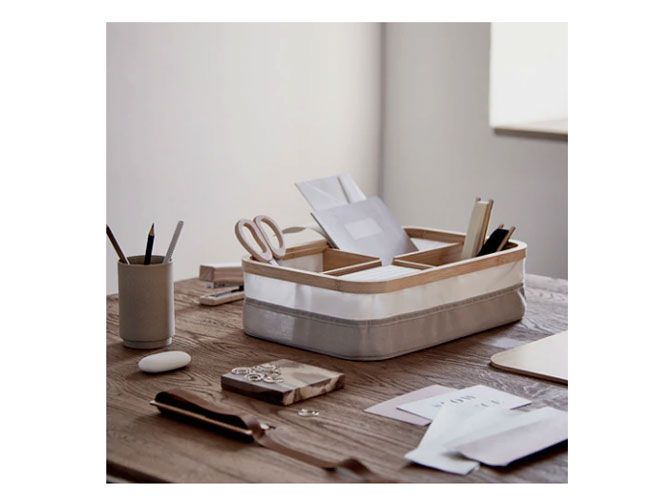 Caja de tela y madera con compartimentos, de Ikea
