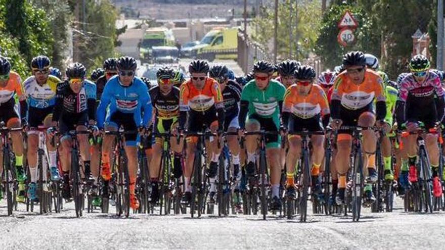 Abandonan 130 ciclistas en una prueba en Villena tras el anuncio de controles antidoping