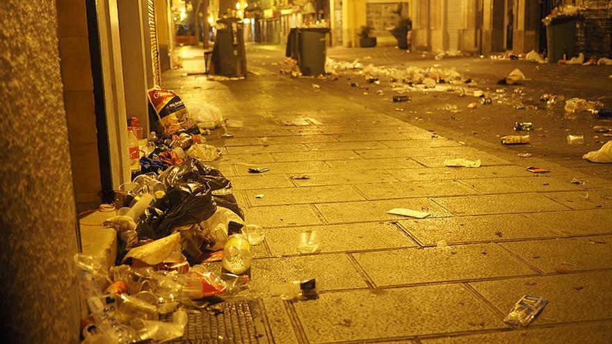 Una calle de Palma después de la revetlla de Sant Sebastià.