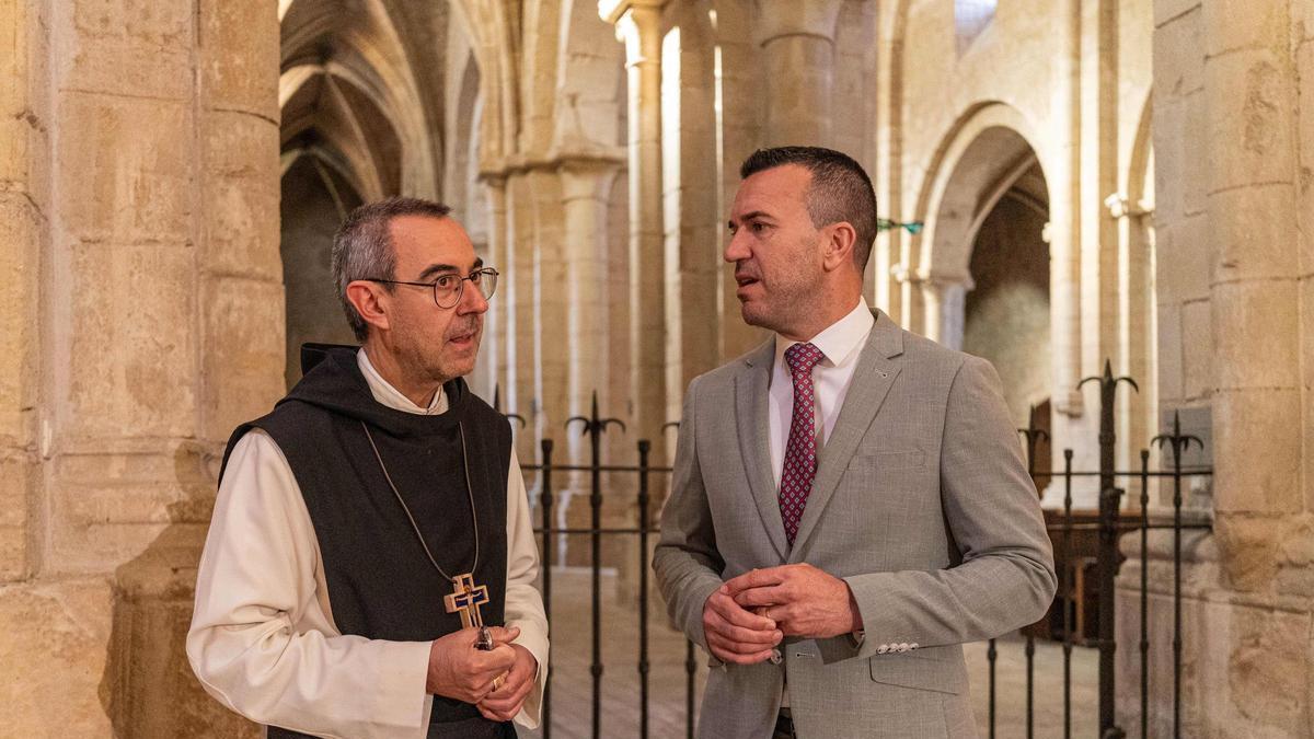 Mompó, con el abad del Monestir de Poblet, donde reposan los restos de Jaume I.