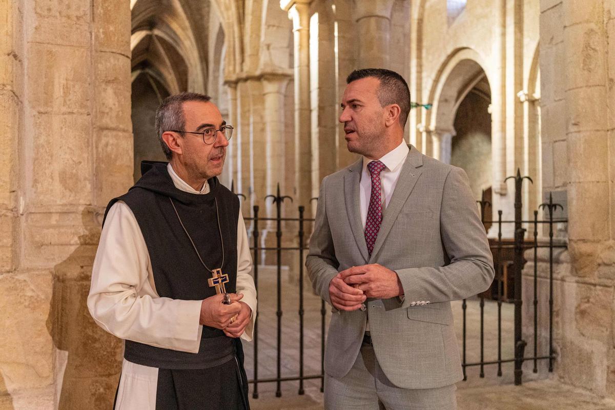 Mompó, amb l’abat del Monestir de Poblet, a on reposen les restes de Jaume I