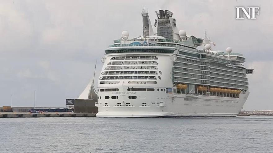 Un crucero con casi 4.000 pasajeros a bordo atraca en el Puerto de Alicante