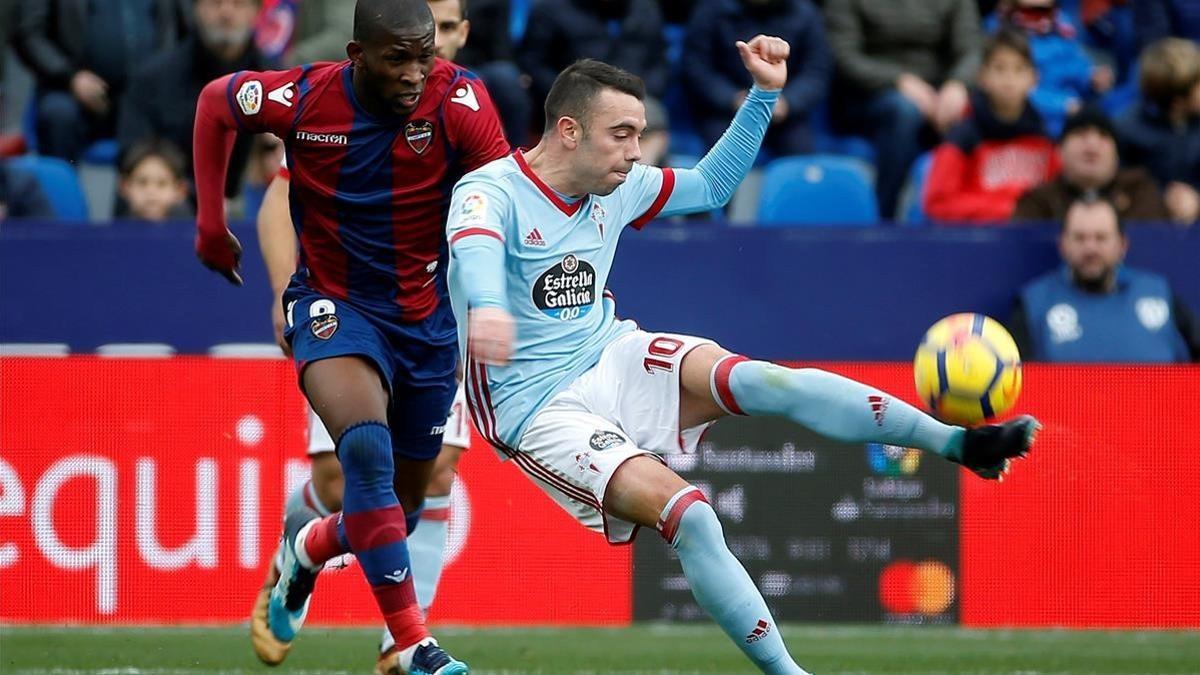 Iago Aspas dispara ante Jefferson Lerma.