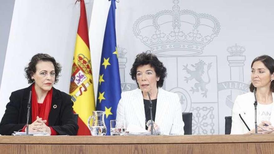 Magdalena Valerio, Isabel Celaá y Reyes Maroto, ayer tras el Consejo de Ministros. // Eduardo Parra