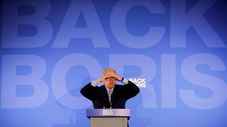 Boris Johnson, acusado de &quot;quedarse sentado en el sofá&quot;