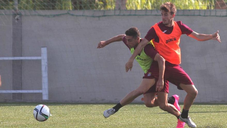 Quique Rivero pugna con un compañero en una sesión de entrenamiento del equipo albinegro en Nueva Cartagena.