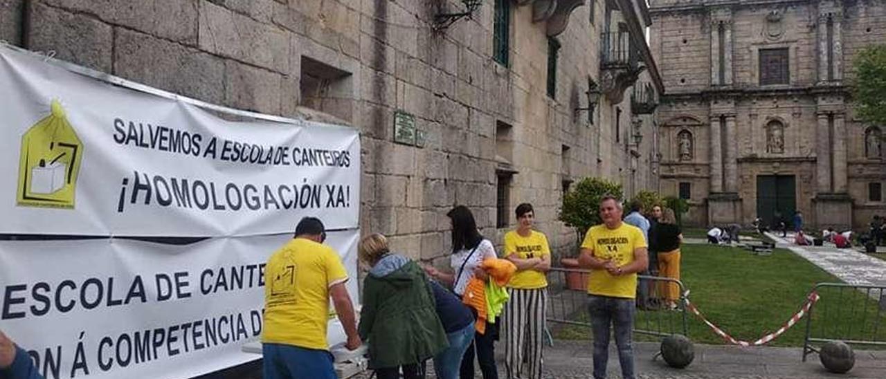 Canteiros recogiendo firmas en la plaza do Mosteiro de Poio. // Gustavo Santos