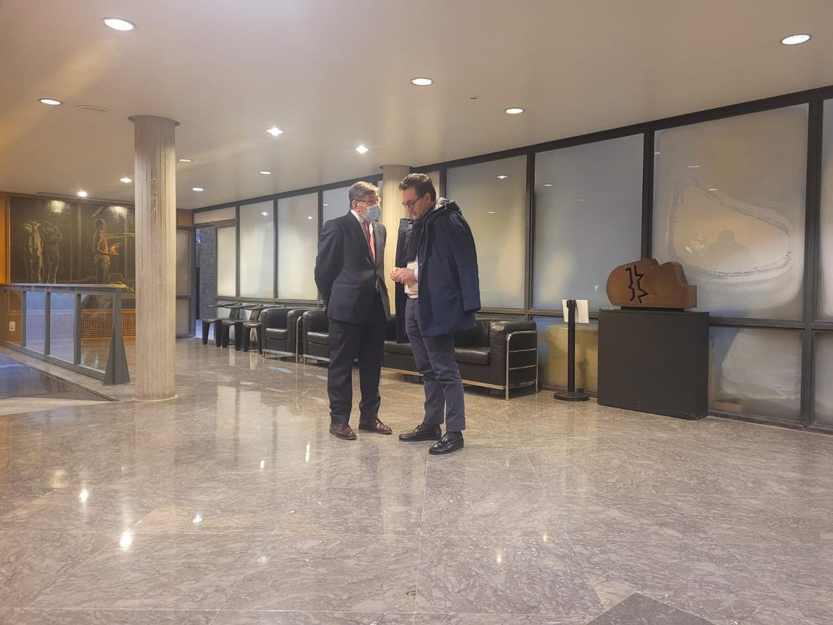 Arturo Aliaga conversa con el vicepresidente del partido, Roque Vicente, posicionado con los díscolos.