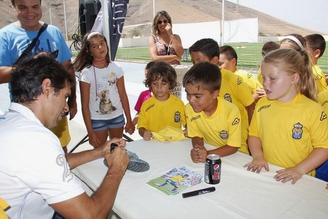 Valerón recibe el cariño de la cantera en Yaiza