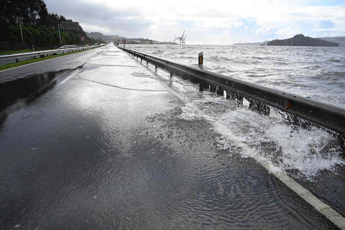 El temporal obliga a cortar la PO-11 entre Marín y Pontevedra.