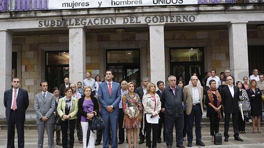 Concentración de autoridades frente a la Subdelegación del Gobierno, ayer.