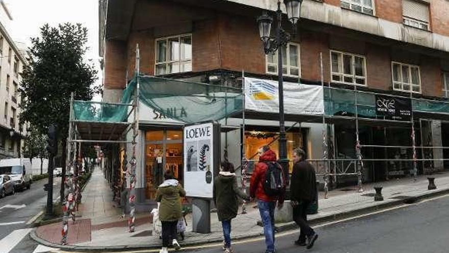 El edificio andamiado entre Martínez Marina y el Rosal.