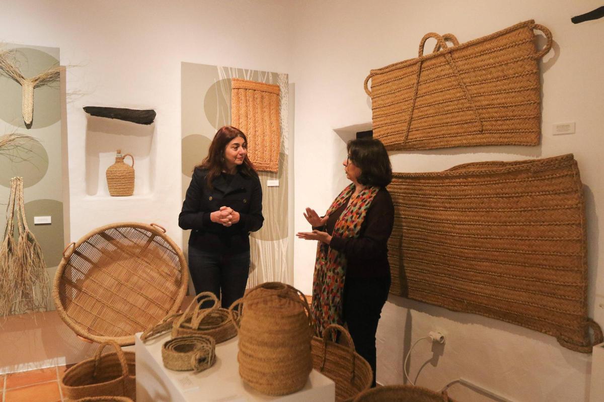 Sara Ramón y Susana Cardona en la exposición sobre la cultura del esparto