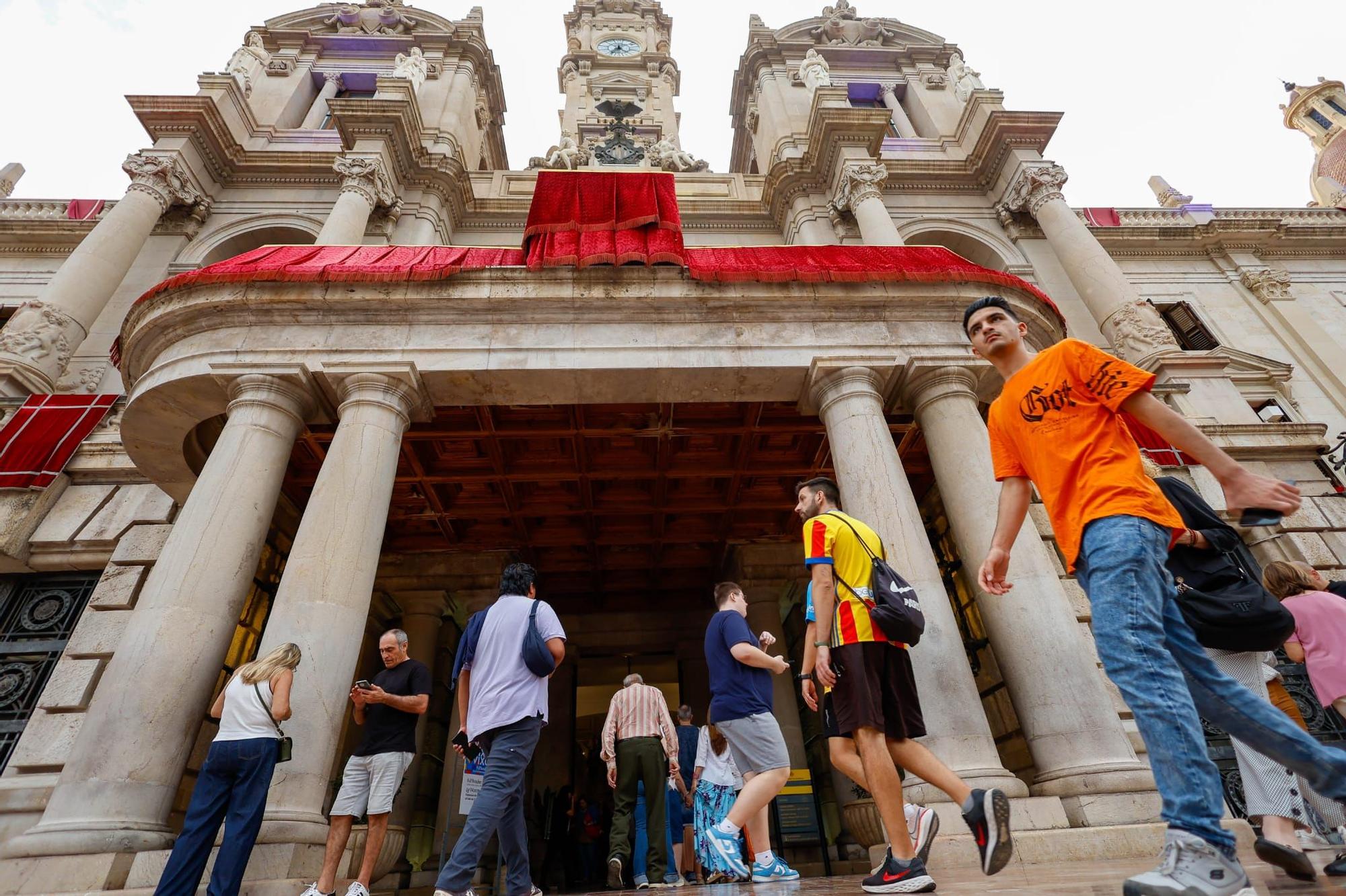 El centro se llena en vísperas del Nou d'Octubre para ver la Senyera