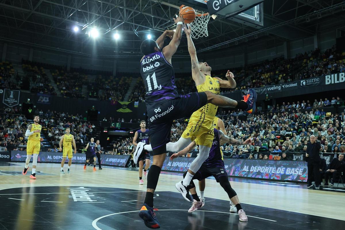 Jaime Fernández es taponado por Hilliard en una acción del partido del sábado en Bilbao.