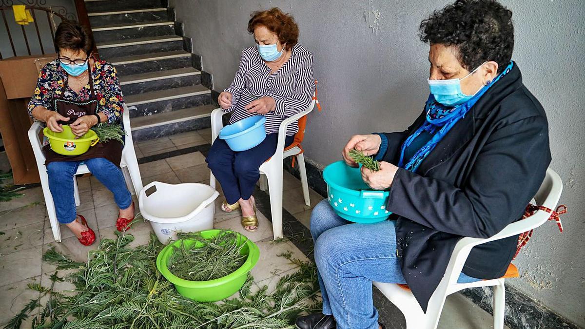 De izda. a dcha.: Amelia Pérez, Pequecha y Alsira Fernández, de la Plaza Mayor, ayer.   | // ANXO GUTIÉRREZ