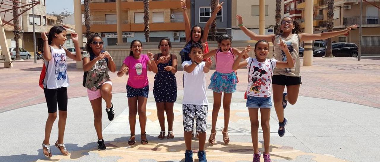 Algunos de los niños saharauis del programa Vacaciones en Paz dan un salto ayer en la plaza de España de Rafal.