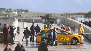 Cortado al tránsito de personas el Puente Romano de Córdoba por la crecida del Guadalquivir