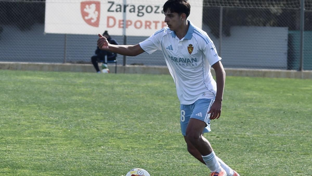 Un jugador del Aragón, con el balón en el partido ante el Náxara.