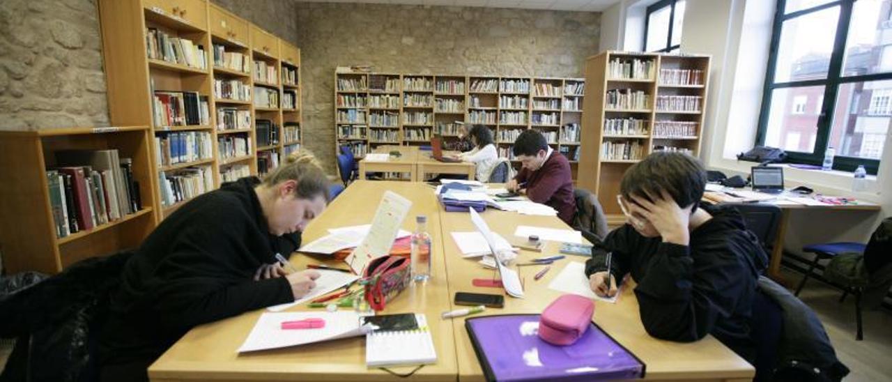 Imaxe de usuarios estudando na biblioteca municipal de A Estrada.  | //BERNABÉ/ CRIS M.V.