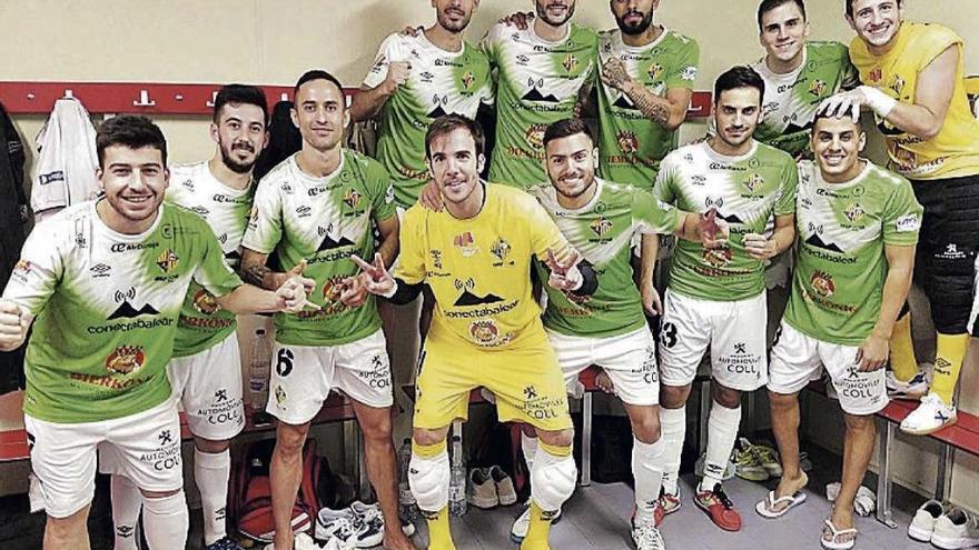 La plantilla del Palma Futsal posa en el vestuario tras el histórico triunfo en la pista del Movistar Inter.