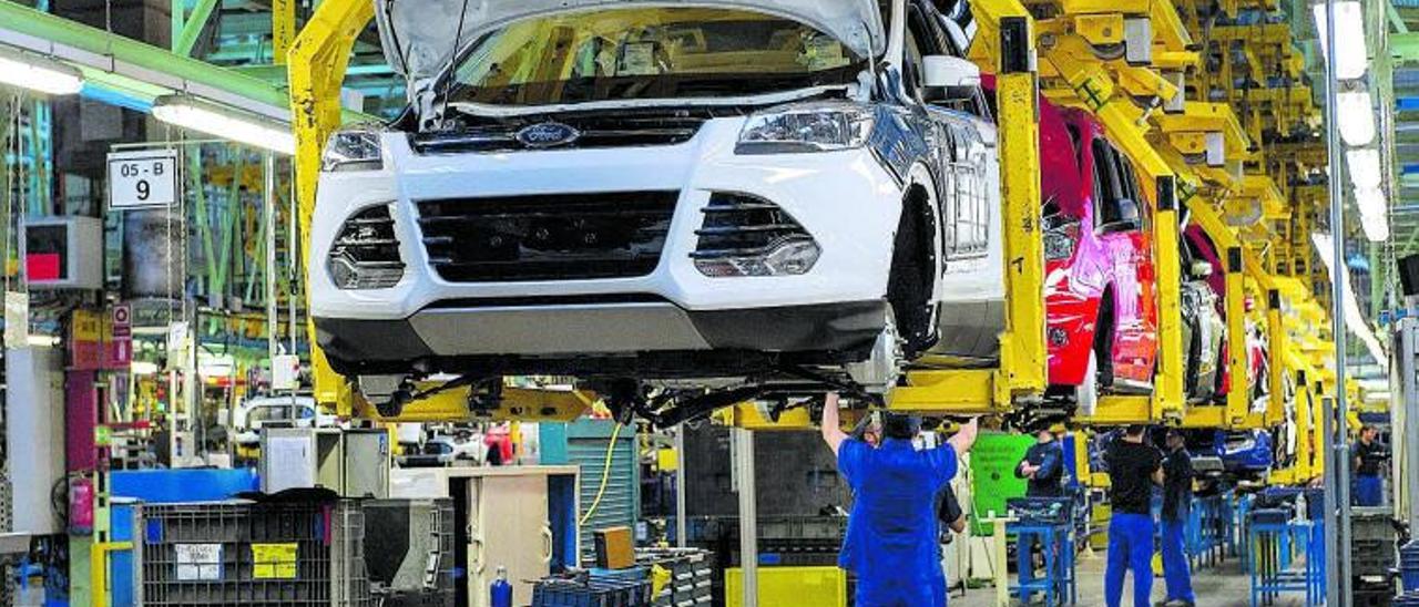 Operarios de la planta que la marca Ford tiene en la localidad valenciana de Almusafes.