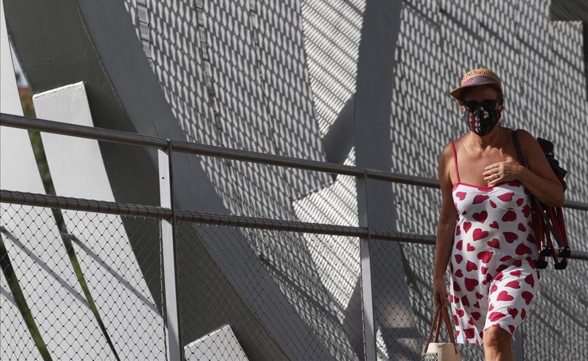 Una mujer pasea por la sombra en la zona de Madrid Río, en plena ola de calor, el jueves 30 de julio.